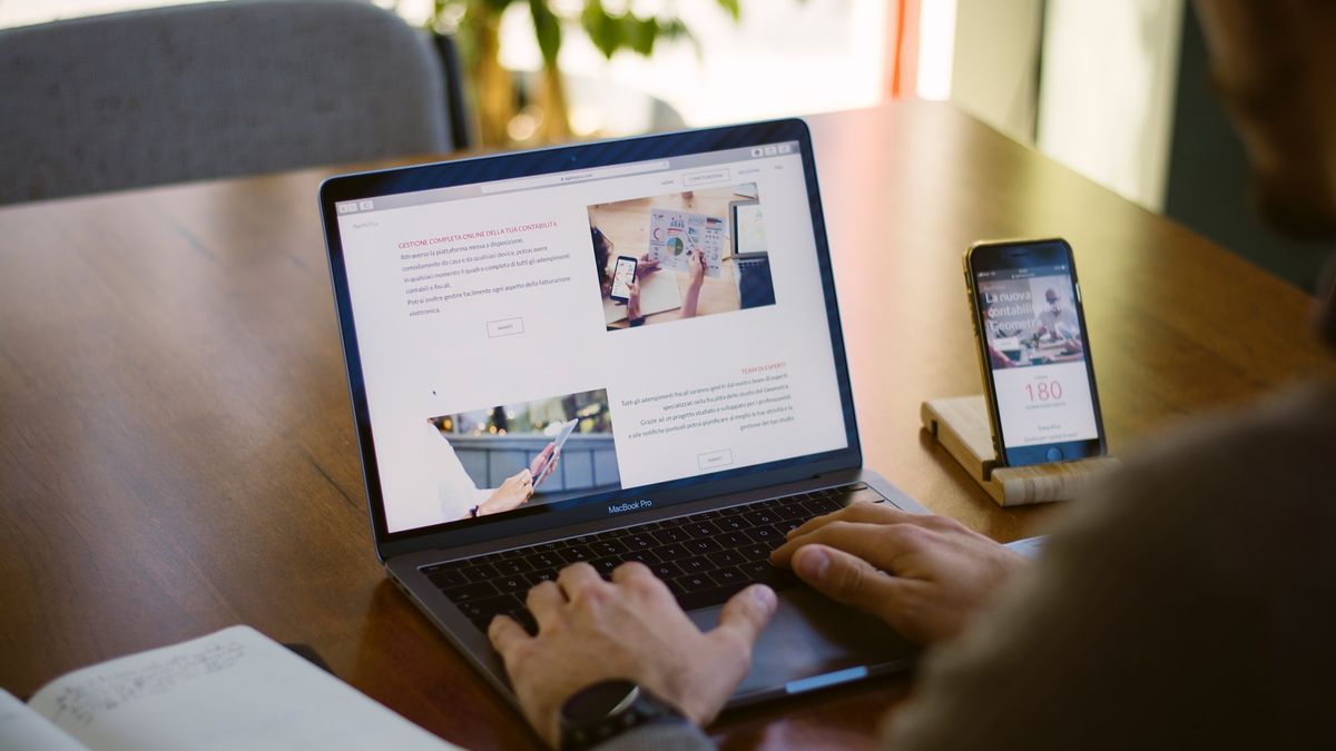 Czy zaklejanie kamerki jest konieczne?