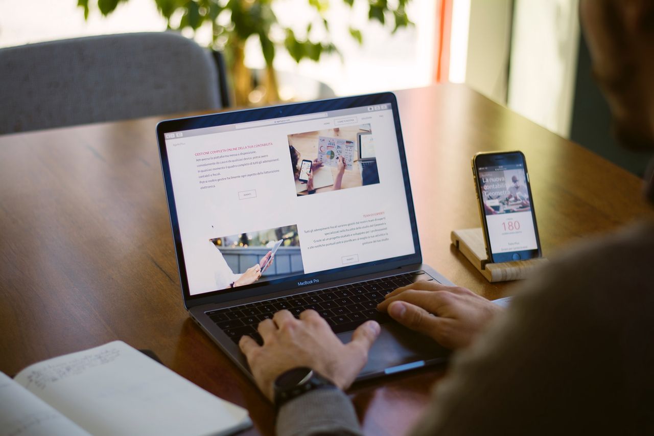 Warto zaklejać kamerkę w laptopie? Odpowiedź jest prosta