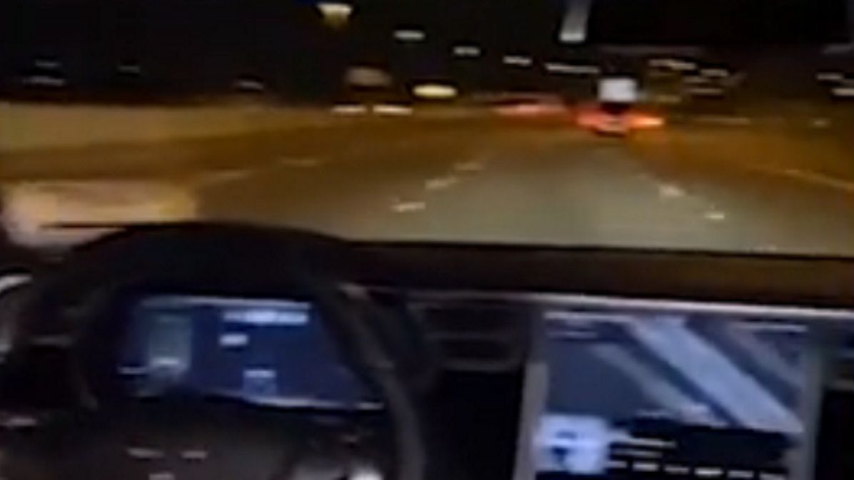 Samochód jechał na autopilocie