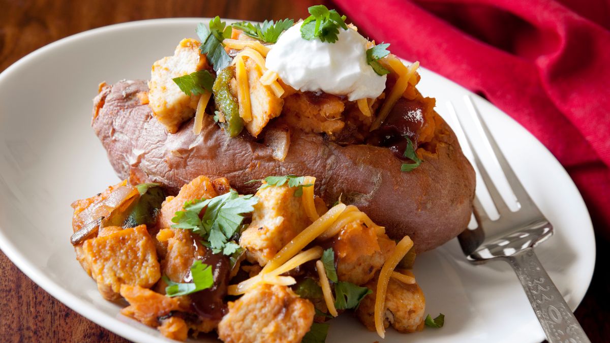 Pieczony batat z kurczakiem i dodatkami 