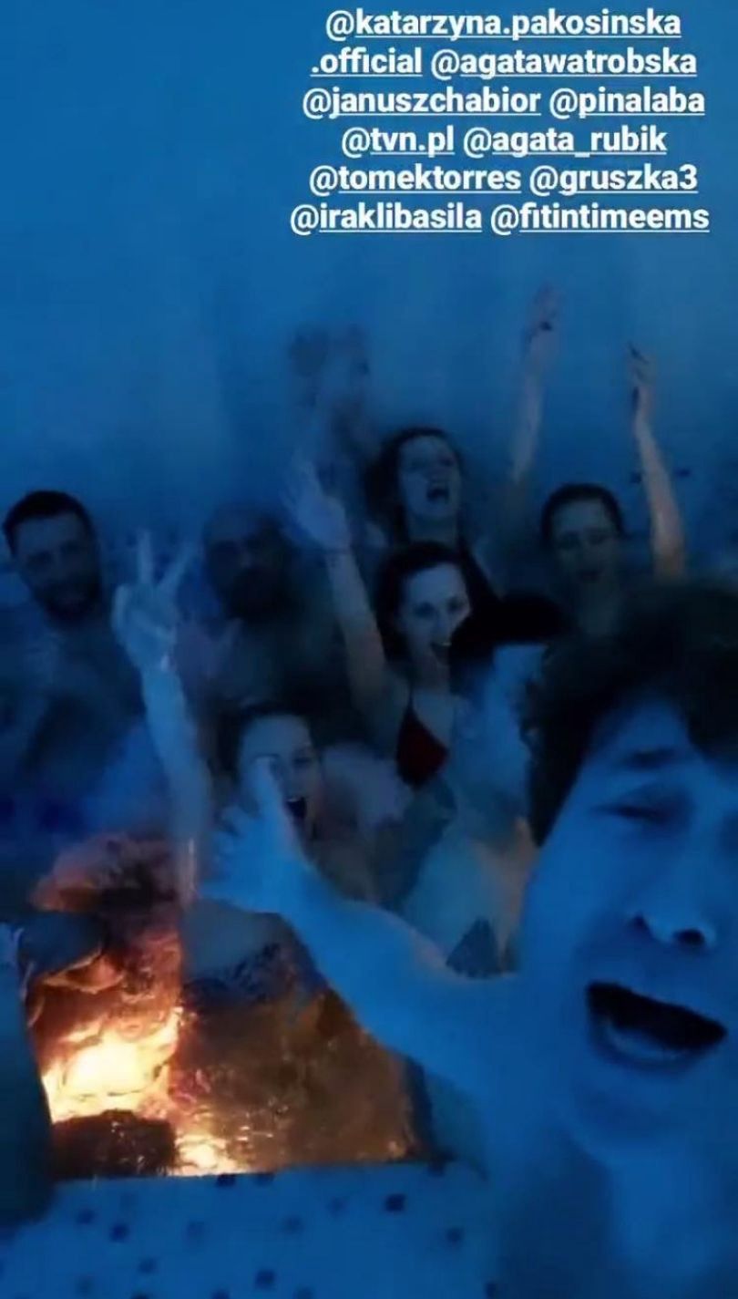 Piotr i Agata Rubikowie bawią się z jacuzzi z tłumem znajomych