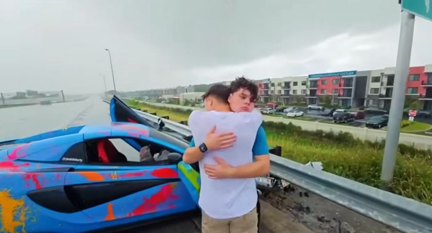Kontrowersyjny influencer nie przeczytał umowy. Teraz ma zniknąć z sieci na pół roku