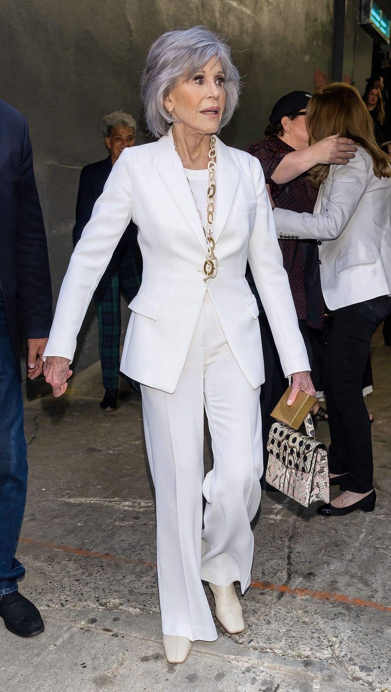 Jane Fonda w białym garniturze 