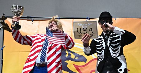 Prześmiewcza nagroda dla USA. Wręczający aktor parodiował Trumpa