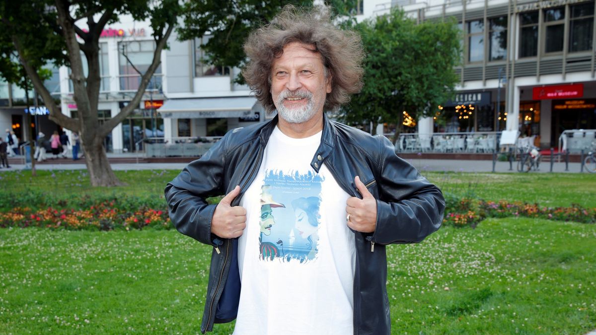 Jan Maria Tomaszewski czasem stawia na nieformalny strój