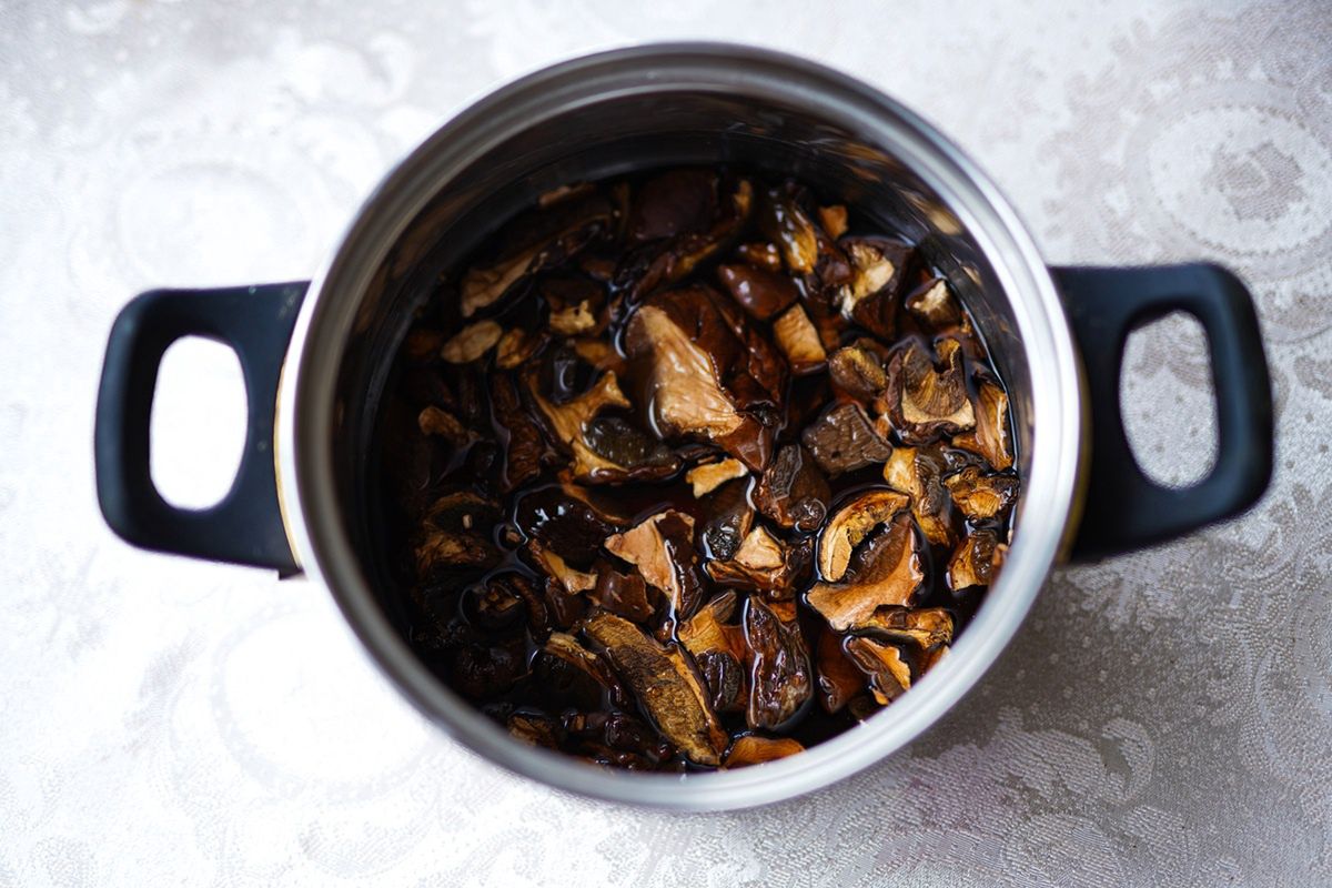 Wlewam kropelkę do moczenia grzybów. Cała gorycz znika, są miękkie, a leśny smak podkreślony