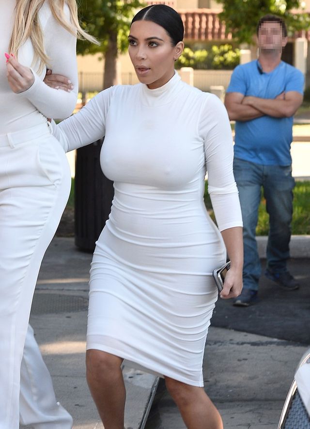 Kim Kardashian podkreśla ciążowe krągłości w obcisłej sukience