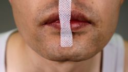 Coraz więcej zwolenników. Po co zaklejają usta na noc?