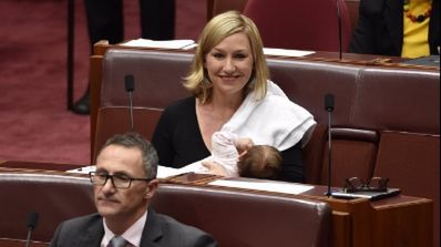 Larissa Waters jako pierwsza w historii karmiła dziecko piersią w parlamencie