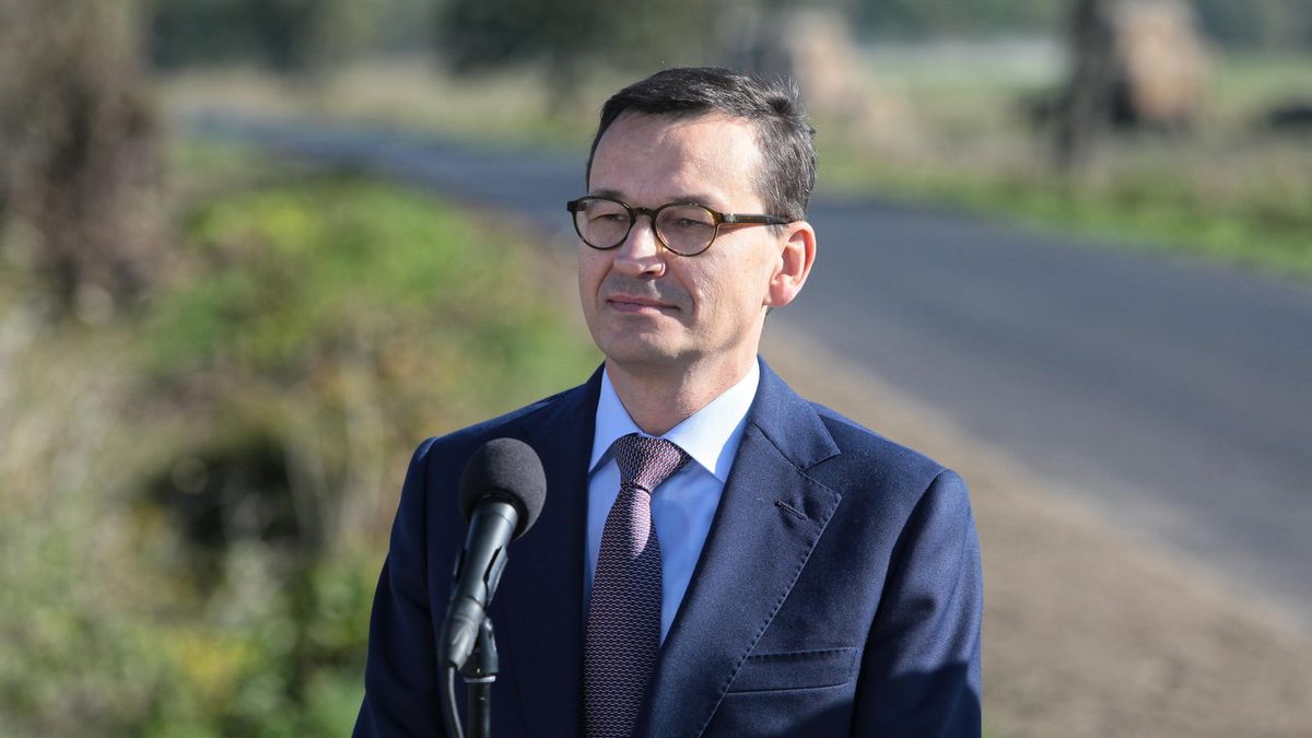 Premier Mateusz Morawiecki na otwarciu nowej drogi powiatowej Zaliszcze-Podedwórze.