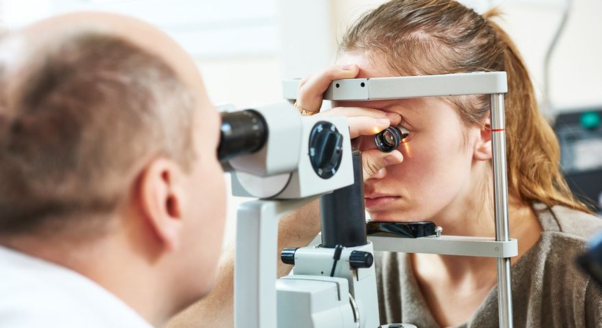 Wykonywanie profilaktycznych badań wzroku pozwala na wczesne wykrycie zmian chorobowych 