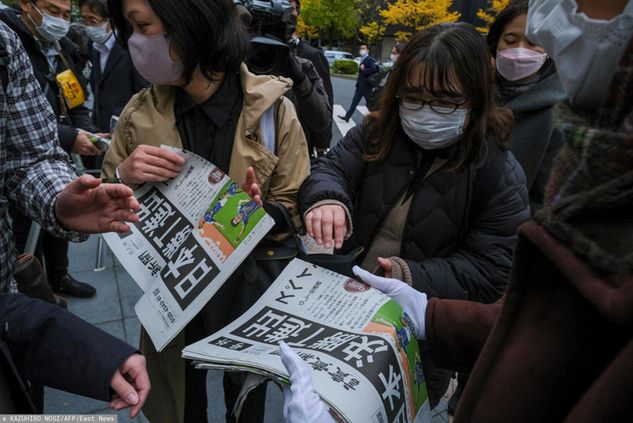 Gazeta informująca o zwycięstwie Japończyków rozchodzi się na pniu / fot. KAZUHIRO NOGI/AFP/East News