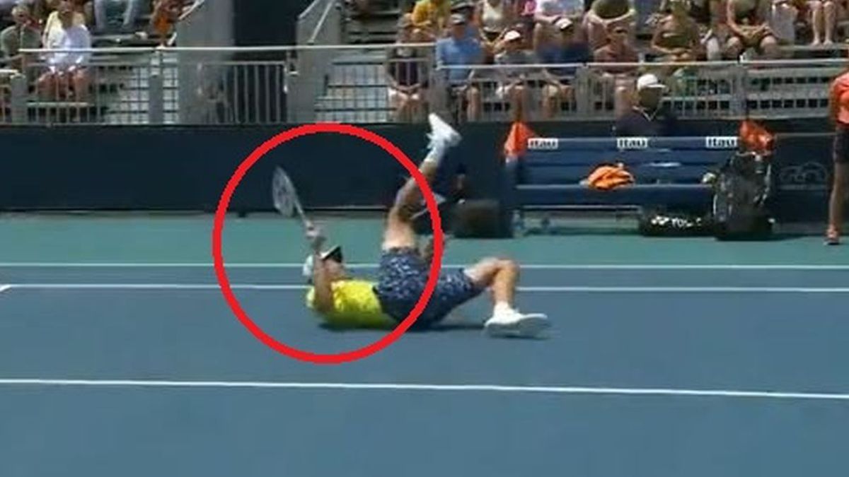 Zdjęcie okładkowe artykułu: Twitter / ATP Tenis / Hurkacz odbija piłkę leżąc na korcie