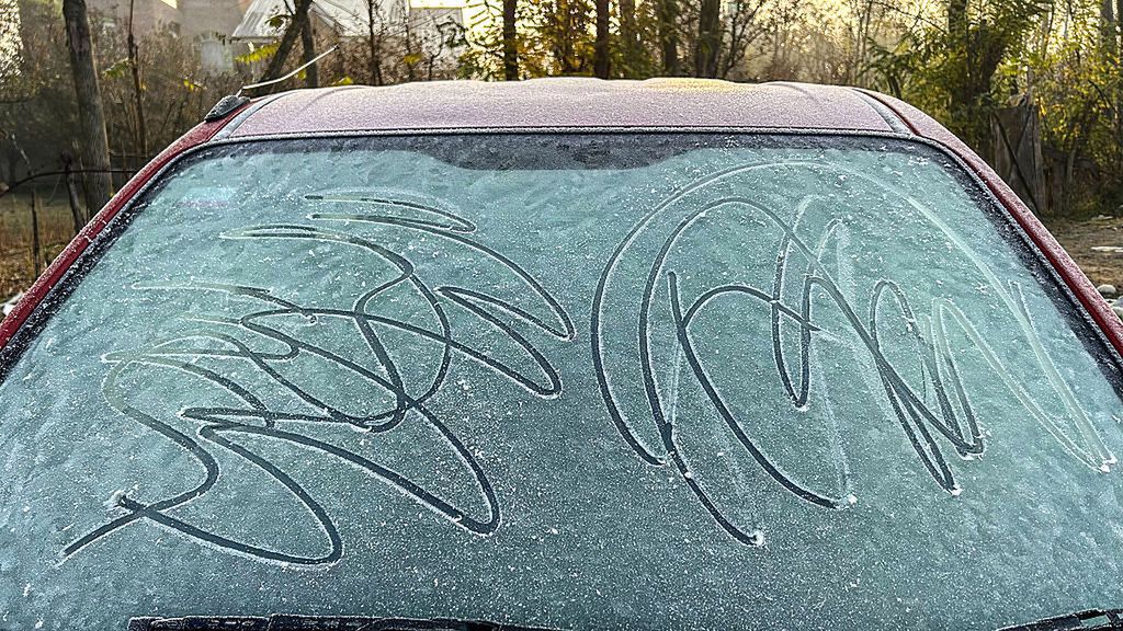 Jak walczyć z lodem na szybach auta?