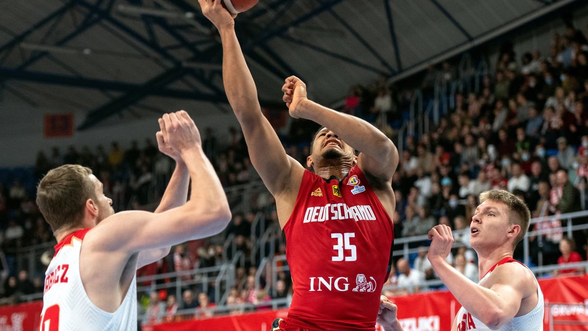 PAP / Wojtek Jargiło / Na zdjęciu: Jakub Garbacz (z lewej) i Michał Kolenda (z prawej) oraz Karim Jallow