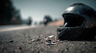 Przystajń: Motocyklista wbił się w ciągnik. Rozbił maszynę, trafił do szpitala