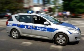 Zdarzenie drogowe na DK 74 na wysokości miejscowości Helenów w gminie Bełchatów. Fiat uderzył w tył ciężarówki. Dwie osoby w szpitalu