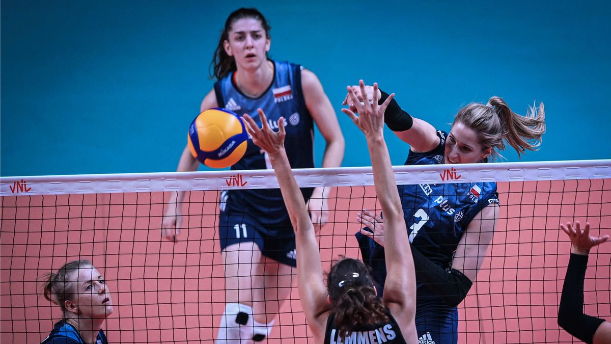 Materiały prasowe / FIVB / Na zdjęciu: Klaudia Alagierska podczas ataku