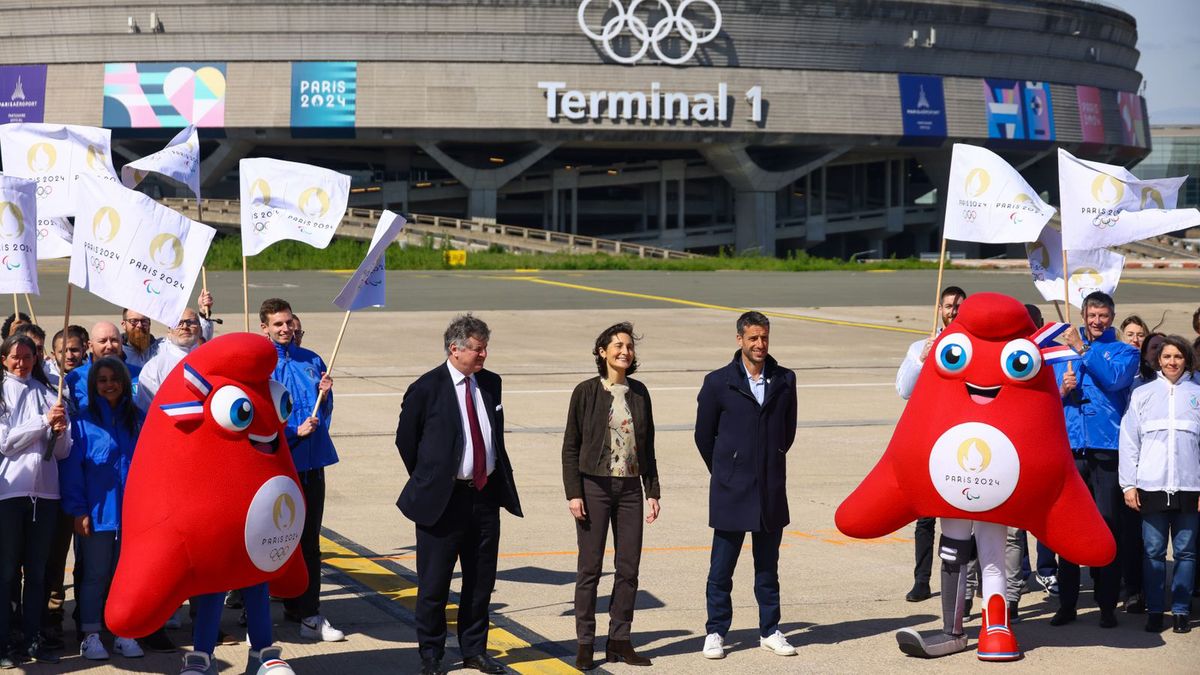Zdjęcie okładkowe artykułu: Getty Images / Marc Piasecki/Getty Images / Na zdjęciu: Terminal 1 na Roissy-Charles de Gaulle Airport - prezentacja przygotowań do IO 2024