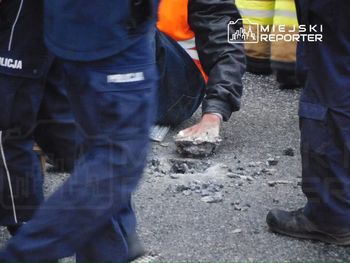 Przyklejeni aktywiści z Ostatniego Pokolenia uwolnieni od jezdni wraz z asfaltem. Użyto ciężkiego sprzętu burzącego