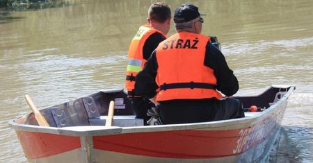 Tragedia na Wiśle, nie żyje 54-latek. Wszedł do rzeki odepchnąć łódkę, zniknął pod wodą