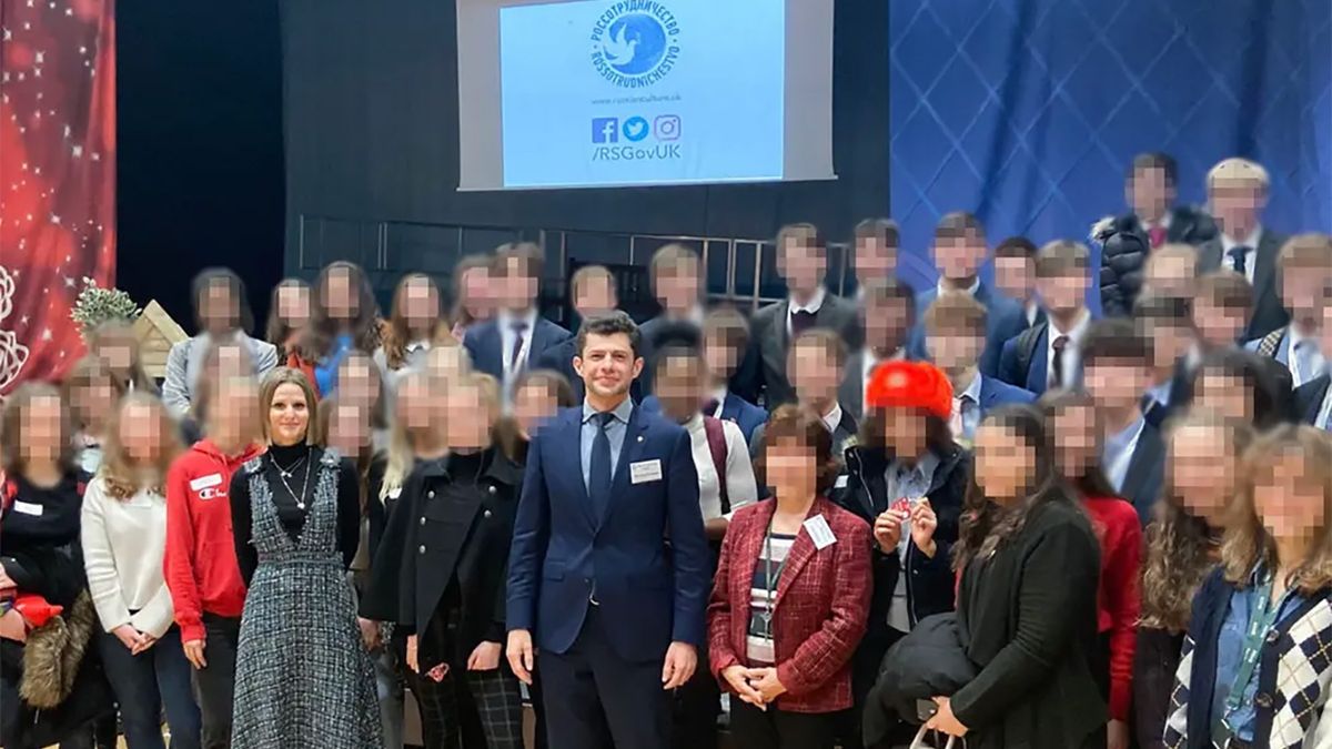 Szef Rossotrudniczestwa Anton Chesnokowa pozował do zdjęć z uczennicami w 2019 roku