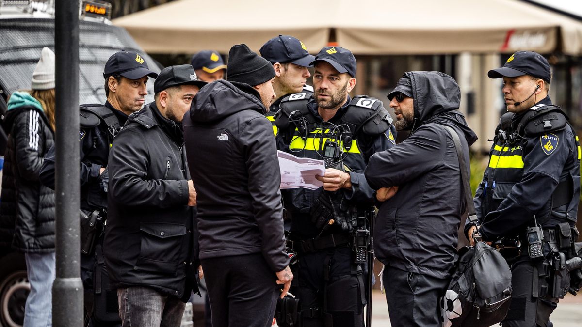 PAP/EPA / ROB ENGELAAR / policja interweniujące w sprawie zachowania kibiców SSC Napoli