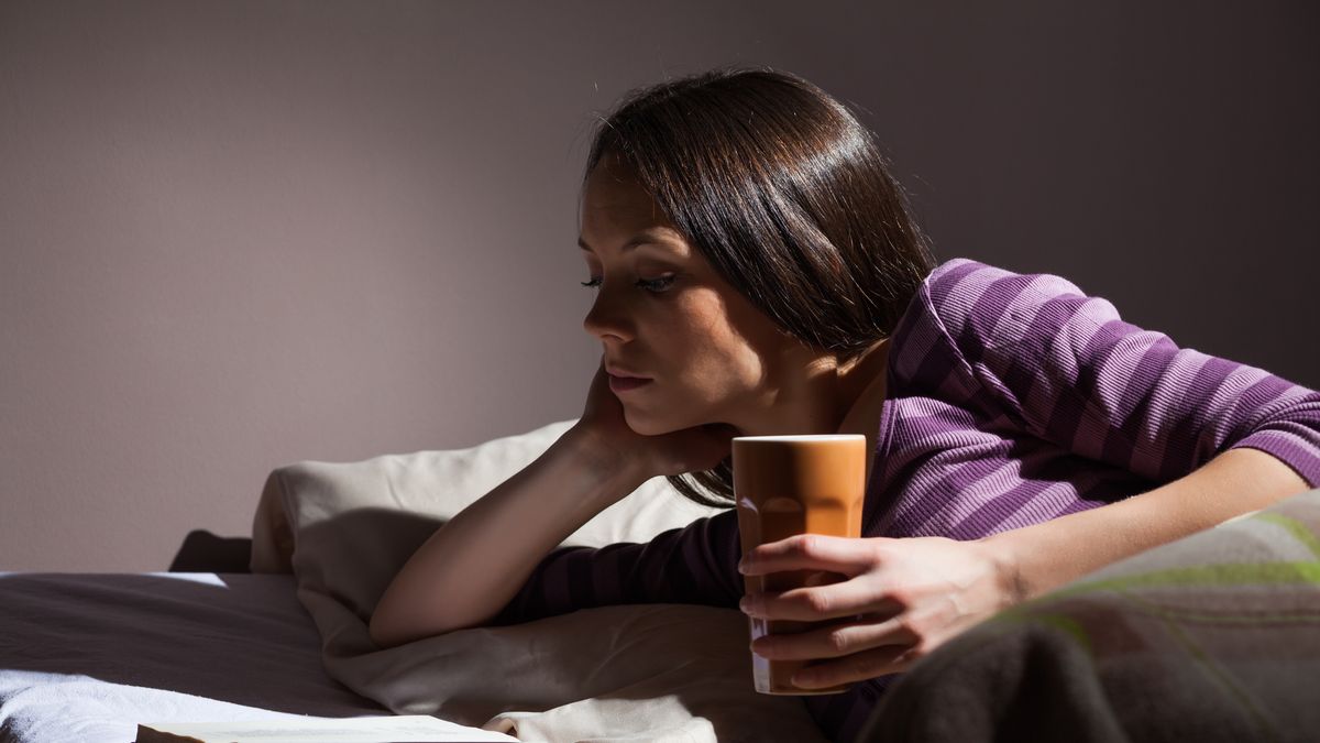 Kobieta pije wodę przed snem