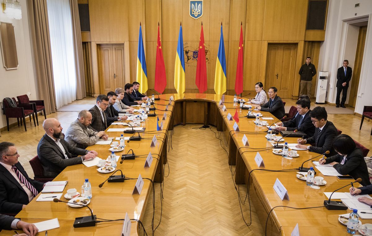 Spotkanie chińskiego dyplomaty Li Huia z przedstawicielami Ukrainy, Kijowie, Ukraina, 17 maja 2023 r.