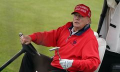 Putin nazwał ich "wrogim mocarstwem". Trump zagrał z przywódcą w golfa