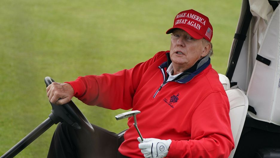 Donald Trump gra w golfa
Former US president Donald Trump playing golf at his Trump Turnberry course in South Ayrshire during his visit to the UK. Picture date: Wednesday May 3, 2023.
Andrew Milligan