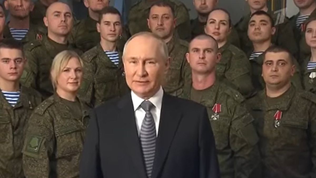 Przy prezydencie Rosji stali podstawieni żołnierze.