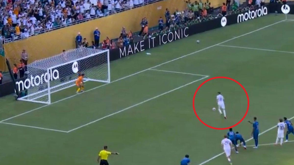 Twitter / DAZN Futbol / Federico Valverde wykonuje rzut karny w 92. minucie rzutu z Al-Hilal