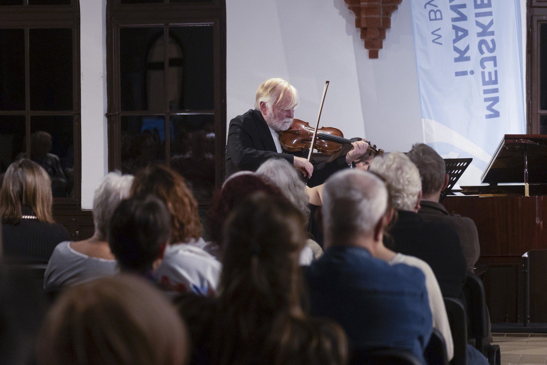W tym roku Festiwal Wielu Sztuk zainaugurował koncert &#34;Muzyka i Poezja&#34;. Adrianna Biedrzyńska recytowała poezję francuską, a następnie Gille Henri oraz Emilia Biskupska wykonali utwory francuskich kompozytorów.