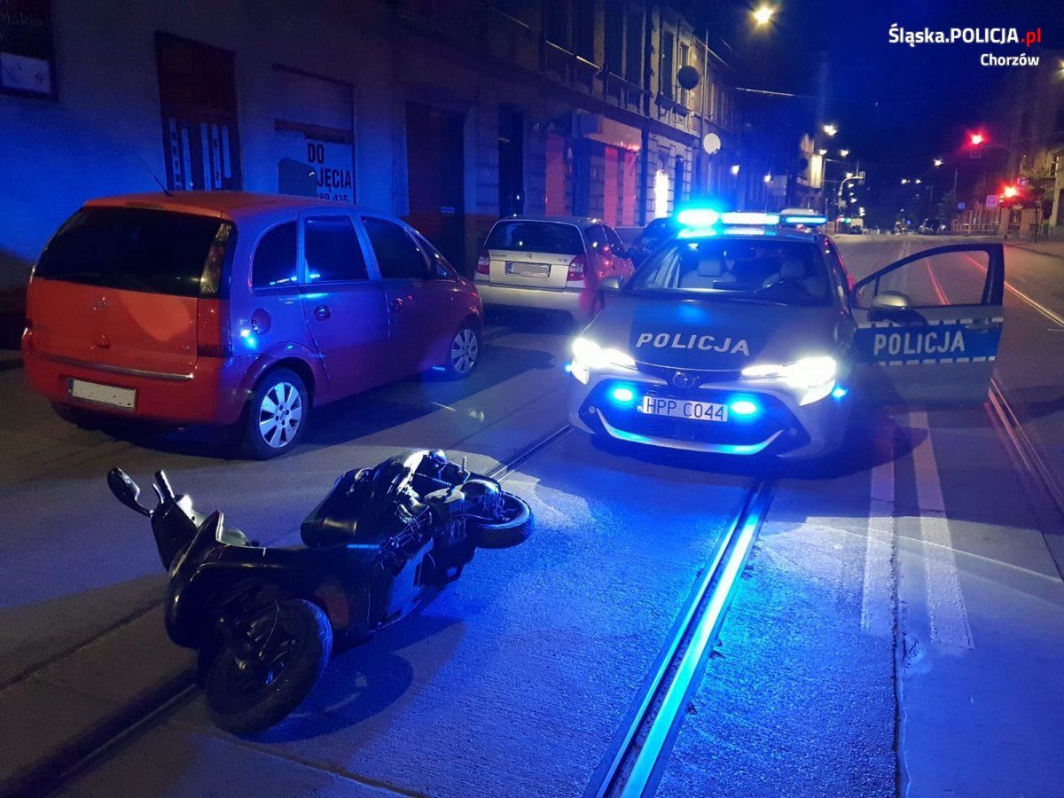 Chorzów. 15platek nocą szalał po mieście na kradzionym motorowerze.