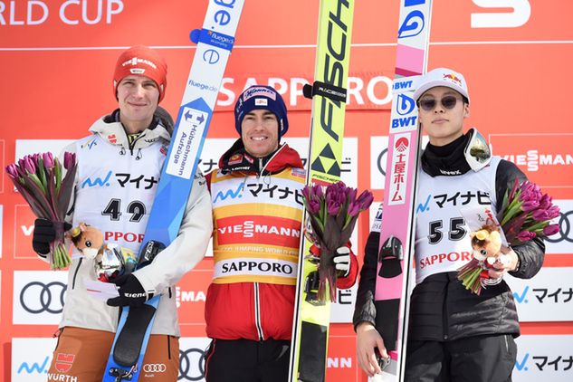 Podium niedzielnego konkursu PŚ w Sapporo. Od lewej drugi Stephan Leyhe, pierwszy Stefan Kraft i trzeci Ryoyu Kobayashi. Fot. Matt Roberts/Getty Images