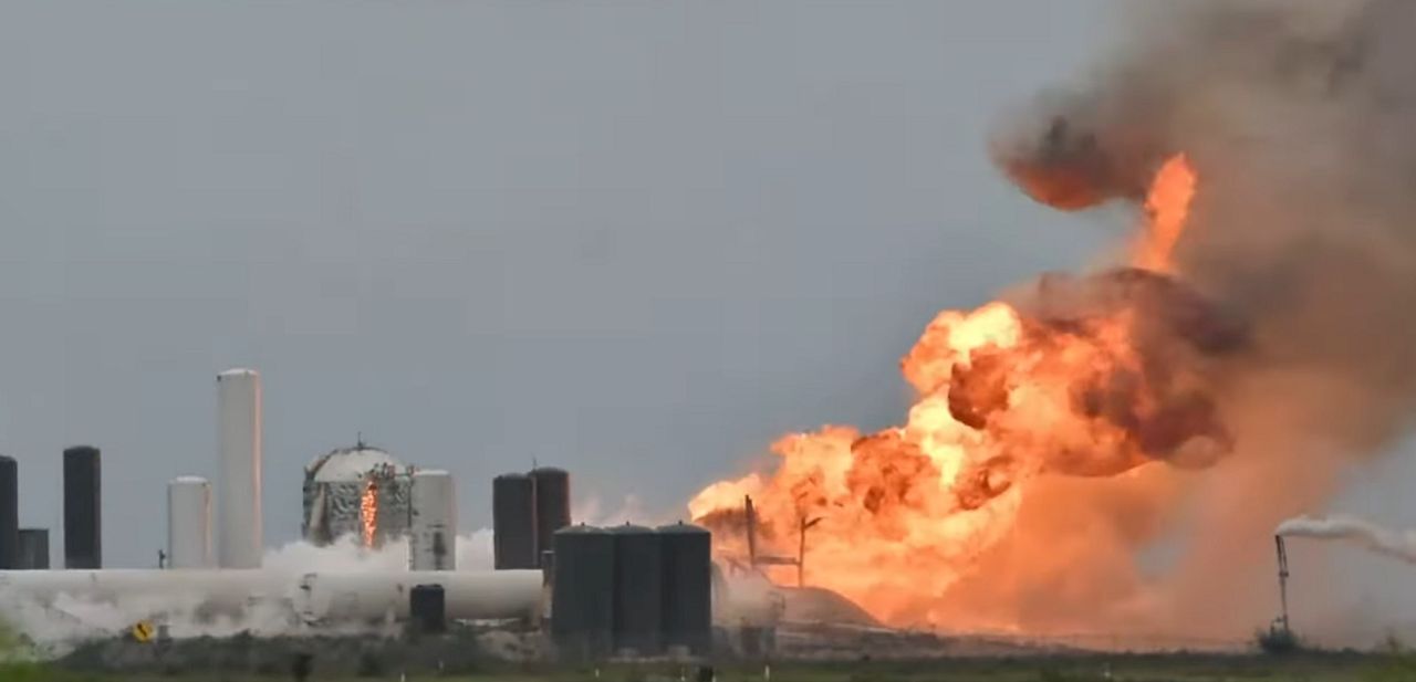 Starship eksplodował. SpaceX zalicza nieudany test rakiety [Zobacz wideo]