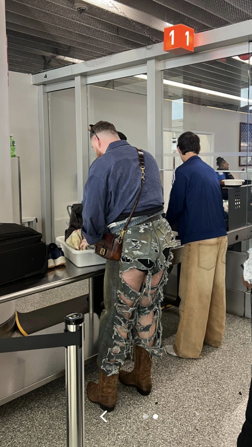 Sam Smith szokuje stylizacją na lotnisku