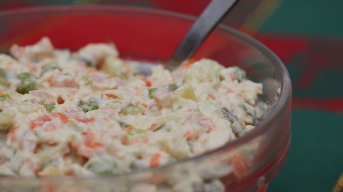 Unikaj tego błędu podczas robienia sałatki jarzynowej