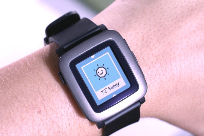 Następca smart-zegarka Pebble wyszczuplał, ale nie wyładniał