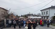 Rzesza wiernych na drodze krzyżowej w parafii w Potworowie w powiecie przysuskim