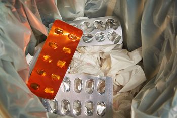 Gdzie wyrzucić blister po lekach? Łatwo o błąd. Pułapek jest więcej