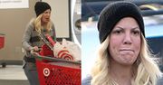 Wyluzowana Tori Spelling pcha wózek z zakupami na Wigilię