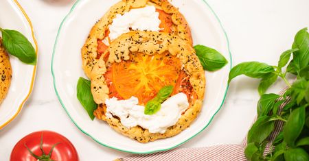 Rustykalne galette z pomidorami i serkiem. Smak lata na kruchym cieście