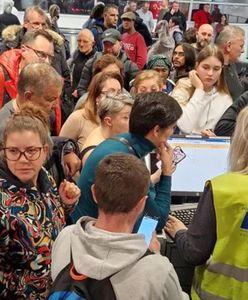 Dantejskie sceny na lotnisku. Pasażerom puszczają nerwy