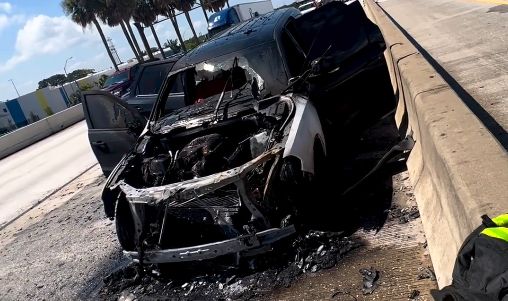 Samochód sportowca doszczętnie spłonął na autostradzie. Nagranie z USA
