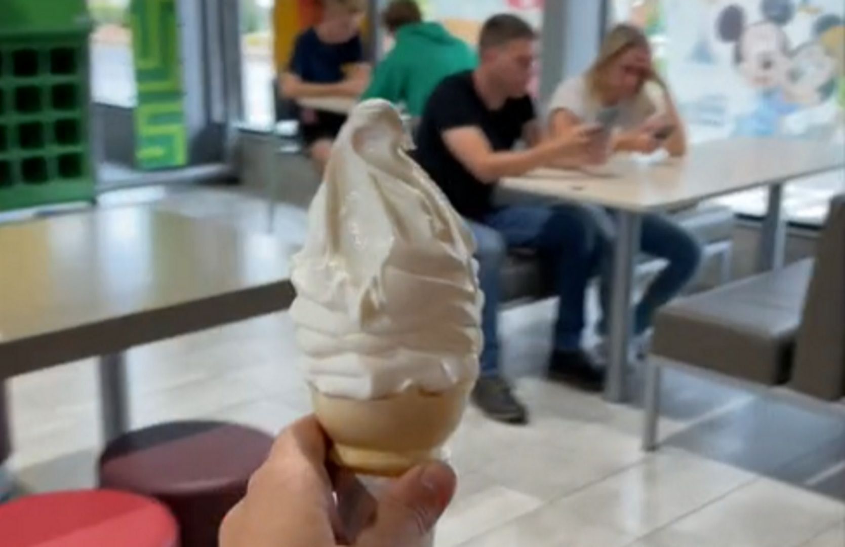 Włożyła do loda z McDonald's test ciążowy. Po chwili oboje zaniemówili