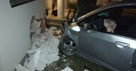 Pojechał za szybko. Prawie zaparkował w kuchni