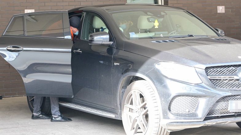 Krzysztof Ibisz odbiera żonę i syna ze szpitala