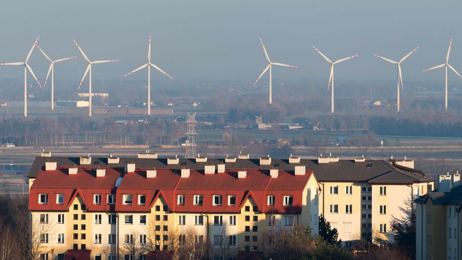 Farma wiatrowa w tle osiedle mieszkaniowego w Gdańsku